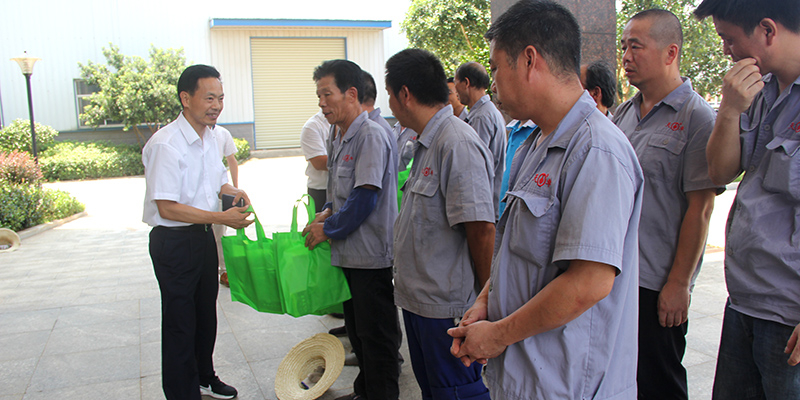 炎炎夏日送清涼-望城經(jīng)開(kāi)區(qū)領(lǐng)導(dǎo)來(lái)天卓公司慰問(wèn)一線員工