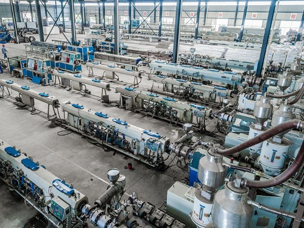 塑膠管道生產(chǎn)車(chē)間